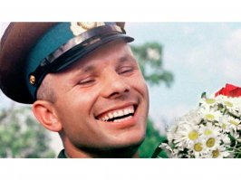 >>по белогвардейской утонченности 
хорош дрочить на хруст французской булки!

лично мне больше нравится открытая улыбка летчика испытателя первого класса, для меня это эталон, а не мифическая благородная аристократия
аристократы сами своего царя и предали! а не коммунисты

ну вот просто все вместе аристократы в подметки не годятся этому "безродному" человеку (а где то в тени Сергей Королев смотрит)