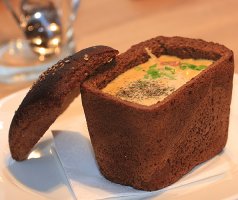 На половине фоток - тематические рестораны, на другой половине то, что повара называют ПОДАЧЕЙ, оригинально по сравнению с тарелками. С камней и досок кушали, думаю, ещё до изобретения тарелок  Другое дело, что, например, салат из стакана есть неудобно. 
А иногда посуда бывает съедобной