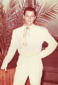 вряд ли .на фото ниже он совсем молодой и сразу видно что с этим чб фото большая разница.а вот как раз на грува лицом похож