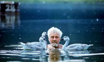 Знаменитый Конрад Лоренц -- биолог-эволюционист, один из создателей сравнительной этологии и популяризатор науки, был не только выдающимся учёным, но и, как сказали бы теперь, замечательным "позитивным" человеком. К его дому, на окраине Вены, даже водили туристов, давая им возможность увидеть настоящего Нобелевского лауреата непосредственно за работой. Сам учёный против этого ничуть не возражал и просил лишь о том, чтобы ему не мешали.
Однажды Лоренц, на лужайке перед своим домом занимался с недавно вылупившемся утятами, изучая феномен импридинга (запечатления). В какой-то момент прервав своё дело он, неожиданно, увидел за низким забором группу очередных "туристов", которые разглядывали его в полном молчании, выпучив глаза. Дело в том, что утята жались к забору и не были видны с улицы. Так что перед взором зевак предстал лишь почтенный седобородый учёный... который ползал по лужайке на четвереньках, при этом весело крякая.