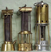 Безопасная лампа Дэви для углекопов. Принцип её действия состоял в том, что благодаря металлическим сеткам со специально подобранным разметом ячейки, возгорание метана происходило только внутри лампы, не вырываясь наружу и не вызывая взрыва. По сути лампа была ещё и первым газоанализатором: если она начинала издавать хлопки, значит концентрация метана в шахте достигла критической отметки.
Правда, в работе над лампой Дэви выступил скорее как физик, а не как химик. Сама лампа была обычной, керосиновой или карбидной.