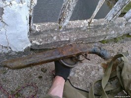 ... на снимке прародитель Ижевского семейства который закончился легендарным одноствольным ИЖ - 17 :) Никакого отношения к войне он не имеет, а я с таким охотился даже в 80-х :) Легкое, простое ружье с хорошим боем!!!