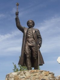 Есть одно чудо, в станице Еланской, Вёшенского района, Ростовской области есть мемориал  Донские казаки в борьбе с большевиками . Центральным элементом является четырёхметровый памятник атаману Краснову - предателю, который в годы Великой Отечественной войны перешёл на службу Гитлеру. С сентября 1943 года Краснов   начальник Главного управления казачьих войск Имперского Министерства Восточных оккупированных территорий Германии. В 1947 был осуждён за сотрудничество с фашистской Германией и расстрелян.
Другой компонент мемориала    Музей истории Донского казачества  содержит экспозиции, посвящённые  добровольческим казачьим частям, воевавших на стороне германского Вермахта , то есть, попросту говоря, предателям, пошедшим на службу фашистской Германии.