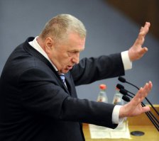 посмотрите по петлям на двери, на левой фото она вровень с права заметно ниже, ( двери стадарт)  кожа должна висеть мешками!!  так что расходимся граждане... расходимся!