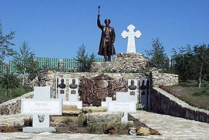 4 августа 2006 года в станице Еланской Шолоховского района Ростовской области на территории частного дома состоялось торжественное открытие мемориального комплекса, посвященного памяти донских казаков, погибших в борьбе с большевиками, в том числе на стороне Гитлера[40]. В центре мемориала стоит большая бронзовая фигура последнего атамана Донского войска Петра Краснова. На открытии мемориала присутствовали официальные члены администрации Ростовской области, деятели Русской православной церкви, множество казаков, в том числе ветераны казачьих частей вермахта. 30 июля 2008 года прокуратурой Шолоховского района по запросу коммуниста депутата Государственной Думы Н. В. Коломейцева возбуждено административное дело по факту установки данного памятника[41]. По мнению прокуратуры, основанием к сносу данного памятника является то, что данные скульптурные объекты являются объектами недвижимости и их установка требует разрешения, а также то, что данный мемориал восхваляет проявление фашизма.