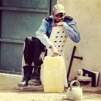 Ждёт пока чайник вскипит?