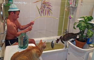 Зря смеетесь, нубы, у вас просто детей нету. У меня в ванной целых две детских рыбалки, очень, должен заметить, непростое дело - рыбки магнитятся слабо, если дергать резко - срываются... Надо зацепить, плавно вывести и вытащить (подсачек в одном из наборов тоже есть). И в ведерко. Пока всех выловишь - уже и ванна остыла.