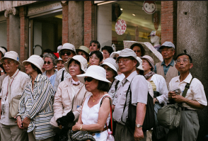 Для особо одаренных я повторю. Я ни где не написал, что они вообще не носят джинсы. Написанное мною звучит как:большинство мужчин среднего и старшего возраста одеваются так же как на фото из Северной Кореи. Обратите внимание, что на вашем фото в левом углу как раз стоит такой человек. Более того, наличие на вашем фото европейцев говорит о том, что фото сделано в каком  крупном городе. Соответственно количество людей отходящих от привычных одеяний в таких городах много больше. Но повторюсь, большинство китайцев от 35 и выше  в обыденной жизни носят брюки и рубашки. 
А вообще, вы там были? В Китае, Вьетнаме? Нет? Тогда нахера спорить!?
