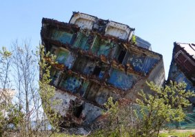 Немножко отсебятины. 
У нас, конечно. по масштабам совсем не Бангладеш, но тоже есть "кладбище военных корабле".
На фото останки кораблей выглядят ущербно, но, поверьте, вблизи слегка не по себе. А еще кто-то оставил надпись баллончиком на одном из кораблей "подумай, а не понадобится ли тебе это фото на памятник". Аж, мурашки. Видимо, таким способом хотят отпугнуть совсем безбашенных, которые лезут внутрь корабля.