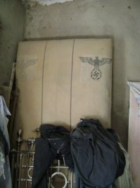 Был у меня сосед по гаражу. Классный был дедок, Царство ему Небесное. Он был очень хорошим рассказчиком, можно было заслушаться, многие его истории, на всю жизнь запомнил, т.к. очень увлекательно он рассказывал, интересные сюжеты из своей жизни. Однажды, я обратил внимание на кожаный, потрепанный мешок, с странной застежкой, как на совковом старом кошельке, который валялся в куче хлама. Спросил, от чего мешок? Тут же, мне была рассказана очередная история:
Сразу после войны, жил я на ГРЭСе ( это пригород Севастополя, недалеко от Инкермана). Жили в бараке. Людей было много и детей, в том числе. Я с другими пацанами, очень часто лазил по катакомбам Шампана ( местные знают, где это, недалеко от Инкермана, но, про эти катакомбы отдельная история). Однажды, с пацанами в этих катакомбах, мы нашли пять полных мешков с иностранными деньгами. Какой страны деньги- не помню. Взяли один мешок, принесли его в барак, высыпали деньги под кровать. Решили взять несколько купюр и сходить в магазин, купить чего нибудь сладкого. Пришли, засветили продавщице пресс буржуйского бабла. Продавщица продавать что либо отказалась и стуканула милиционерам.  В течении часа, все мои поддельники и я были повязаны. Показали место, где нашли деньги. Были изьяты все купюры из под кровати. А мешок, валялся отдельно и оказался никому не нужным. Так этот мешок и остался мне, служил верой и правдой много лет, а теперь, из-за ненадобности в гараже валяется. ( Я очень жалею, что не сфотографировал этот мешок, но сфотографировал другие, которые были из-под гансовского сахара и служили обшивкой для кровати и найдены были тоже на Шампане, причем с сахаром. Фото прилагаю)