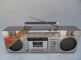 В 1985 такой Шарп себе в "Березке" взял. 575 чеков. Япония. До сих пор работает, только пассики поменял.