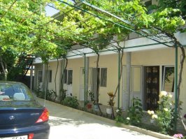 Это точно не Япония!!!

Стоит машина с Российскими номерами под виноградником!

Это фото с юга РОССИИ!