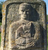 Ему даже памятник поставили с этой кошкой