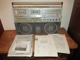 Это сейчас довольно дорого стоит. Так получилось, что у меня было несколько старых аппаратов. Но дети к ним протягивали свои пытливые ручонки. Решил оставить самый ценный экземпляр ( B & O) а остальное продать. В руках ценителей эти раритеты получат вторую жизнь.
Этот Шарп на Авито продал за 12 000.