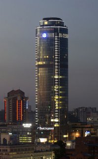 Добавлю про Екатеринбург:
1. Первый алмаз, найденный в России, был найден под Берёзовским недалеко от Екатеринбурга.
2. "Высоцкий" и "Башня"Исеть" самые северные небоскрёбы в мире и единственные за МКАДом в России.