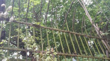 Поспорю - не строили зубцами к врагу, а именно наоброт. Это, может быть, в средние века такая стратегия была. На фотке форт   3 Калининграда "Король Фридрих 3-тий" - вид с внутренней стороны. Форт строили пруссы в 19 веку.