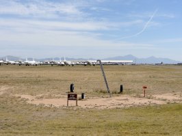 Этот склад находится на военной базе и просто так туда не пускают, но туда ходят экскурсионные автобусы от авиакосмического музея округа Пима.
Вообще у них и чувство юмора есть, вот например там-же самолет-невидимка F-117