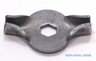 Был ещё ключик для спиц. И ремкомплект для камер (клей в тюбике, тёрка и и латки). А ещё в бардачке были тряпки, больше для обесшумки звенящих на кочках ключей, чем для прямого назначения.