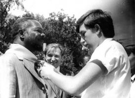 В Артек гости приезжали как хорошие, так и разные.
Вот самый необычный персонаж. Жан Бедель Бокасса. Маршал и император Центральноафриканской империи.
В свободное от работы время увлекался людоедством. Если чел был невкусный, Бокасса его скармливал крокодилам или львам.
В Артеке к счастью никого не сожрал. Может у него с собой было?