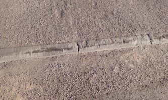 Насчет шипов - согласен.
У нас отличный пример - это КАД(Питер)
Колея в основном появляется на 3 и 4 рядах, где ездят легковые машины, на 1 и 2 рядах, где в основном фуры - калии практически нет.

Еще пример. Эту фотка поребрика(дворовой въезд под арку). Там проехать могут только легковые машины, этот поребрик пересекает колея, чем она образованна хорошо видно.