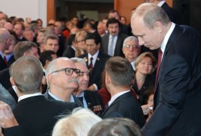 Усы Михалкова так здорово щекочут задницу Путина.