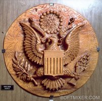 Наши восемь лет прослушивали американское посольство через жучка в подаренном нашими-же им их герба ))