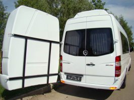 А что не так с этим фото?
Эта штука называется "навесной багажник для микроавтобуса". Кстати, для полноразмерных автобусов бывают такие же.