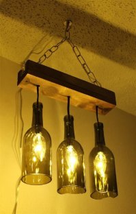 если кто будет пробовать резать бутылки так, как указал автор - на самом деле все гораздо сложнее. хоть стеклорезом, хоть ниткой, ровный, вернее, более-менее ровный срез получается примерно у 2-3 бутылок из 10. у друга жена делает дизайн помещений в стиле лофт, туда делали много таких люстр. так вот я перепробовал целую кучу разных способов резки бутылок и могу ответственно заявить: все бутылки потом нужно шлифовать. идеального среза нет нигде. самый простой способ - нитка, но он же и самый кривой. я комбинировал. сначала прорезал стеклорезом, потом по срезу нагревал газовой горелкой и в холодную воду. получалось более-менее ровно.
с первого раза ровно можно отрезать только болгаркой. но в домашних условиях это неприменимо.

внизу на фото резали ниткой. обратите внимание на низ 2 и 3 бутылок.