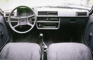 Распахиваешь дверь этого шикарного автомобиля, а в салоне....