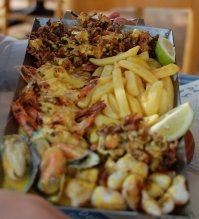 Вот эта порция морской всячины в Ocean Basket стоит чуть больше 10 баксов (курс плавает). Я такую иногда даже не осиливаю.