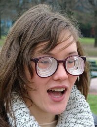 автор конечно перегнул с фотошопом ... "склеил" 4 стекла, превратив очки в подзорную трубу ...