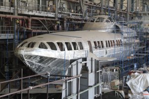 Не возобновила, а только возобновляет, и на собственные средства завода, без всяких там министров.
И автор, тля, хоть бы чуть постарался реальные фото этой новой Комета-120М найти.
Реальная вот, первая на стапелях, остальное 3D модель естессна