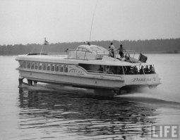 Из Красноярска в Дивногорск регулярными рейсами, как автобусы, ходила Ракета. Самым большим кайфом было находиться на открытой корме. Свежесть, брызги, скорость!