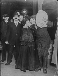 На фотографии 5 мужчин и одна женщина, видать спасались - кто сильнее, тот и спасся.