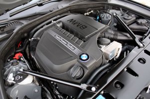 Бро! Если бы не ты я бы ни за что не догадался зачем у меня на моторе крышка.
Чтобы её можно было снять и покрасить! 
Какие же все таки немцы молодцы - даже этот момент продумали.