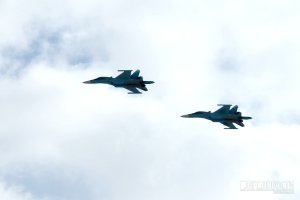 9 Мая нонче выдалось не очень по погоде: снег, дождь, низкая облачность, солнце... но нские ВКС показали красивую мощь.