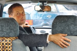 уважаемый, мне три раза царапали машину такие вот ездуны, пользующиеся зеркалами. все три раза -- во дворах, в тёмное время суток, и у всех троих было затонировано заднее стекло.

Поясню. зеркало -- маленькое, и существенно ослабляет светосилу вашего глаза. То, что вы отлично увидите при слабом свете собственными глазами, в зеркале не увидеть.
Ну и естественно, аргумент -- глядя только в боковые зеркала, вы имеете огромную "слепую зону" позади вас.
конечно, можно повысить безопасность движения задом, установив более мощный фонарь, но тогда ваш автомобиль будет слепить других участников движения. У меня на патрике, кстати, такой фонарь есть, причём легально установленный. Ксенон, чотадохера люменов, светит лучше, чем жигулёвский "дальний". Но, разумеется, он не подключен к штатному заднему ходу, я его включаю вручную в таких местах, там, где он никому не помешает.

зы. правильно смотреть при движении задним ходом следует так (картинка из сети):