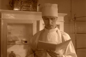 "Удивительное явление". "Недавно в Обуховском переулке родился ребёнок, который играет на скрипке. Только с помощью современных средств медицины он смог появиться на свет.
На нашем снимке профессор Ф.Ф.Преображенский, делавший кесарёво сечение матери".