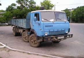 Ну вот нет у них полицейских инспекторов дорожного регулирования!
А были бы, вот так скромненько бы ездили