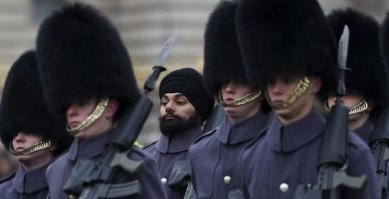 А вот единственному Гвардейцу - СИКХУ, НЕ жарко !