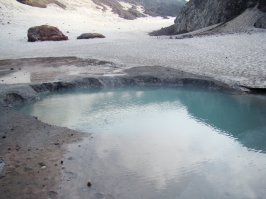 Мутновский вулкан, самородная сера, фумаролы и просто красивое озерцо (правда, кислотное)))