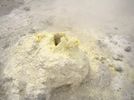 Мутновский вулкан, самородная сера, фумаролы и просто красивое озерцо (правда, кислотное)))