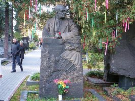 и правда висят ленточки