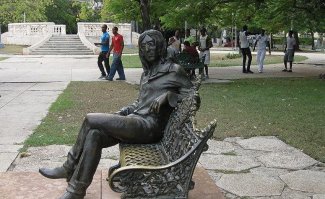 14. Очки воруют и местные сами ему одевают настоящие