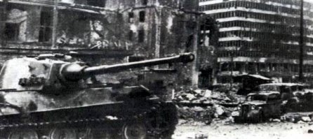 в ночь со второго на третье мая крупная группа генерал-майора Муммерта и командира 503-го тяжелого танкового батальона СС (Королевские Тигры) штурм- баннфюрера Херцига прорвалась в район Кетцина на реке Гавель. Здесь к вечеру группа была вновь окружена и понесла огромные потери от огня противника. По показаниям выживших группе была поставлена задача любой ценой обеспечить уход колонны грузовиков (с чем она и справилась).  Кто являлся пассажирами грузовиков допрашиваемые не могли сказать поскольку пассажиры тщательно прикрывали лица, однако один из очевидцев утверждал, что генерал -майор Муммерт весьма почтительно обращался с ними.Куда делись эти грузовики так и не было выяснено...