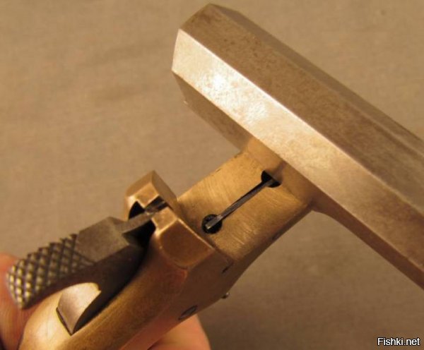 Вариантов запирания блока стволов у Дерринджеров много











Главная фишка Дерринджера  - поочередная инициация капсюля: перемещением ударника/бойка в вертикальной (очень редко в горизонтальной) плоскости для двухзарядного, или вращением бойка для двух-четырехзарядного.