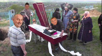 Вот за это лицо надо бить сильно...автор фотожабы мразь и тот кто в фишках выложил тоже