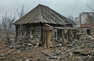 Есть ещё такой вариант. В детстве вокруг нашей хрущевки был довольно обширный частный сектор, который постепенно расселяли. Домишки, естественно, сносили, но интервал между выездом жильцов и сносом мог быть несколько месяцев. Лучшего полигона для войнушки не придумать...