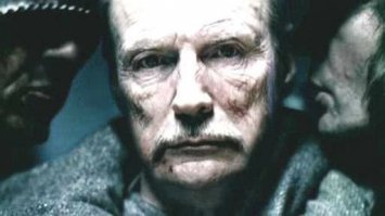 Многие помнят Николая Владимировича Олялина таким

Кто-то заметил его в эпизодах уже российского кино

Но вот в этой роли мало кому удалось увидеть