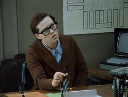 Электроника представляла собой самый ценный реквизит "Служебного романа". Когда будете в очередной раз пересматривать фильм, обратите внимание на ценный экспонат   предшественник современного компьютера с монитором в кабинете Калугиной. Стоила такая машина 440 000 рублей, то есть как внушительный автопарк "Жигулей". Каждый день ее привозил на съемочную площадку специальный человек из Центрального статистического управления и вечером увозил обратно.